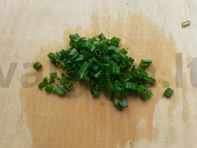 Daržovių salotas su pienių lapais ir grietinės-muštrės padažu Žingsnis 2