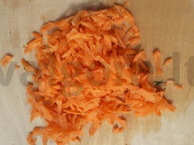 Daržovių salotas su pienių lapais ir grietinės-muštrės padažu Žingsnis 3