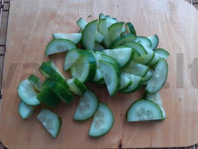 Daržovių salotas su pienių lapais ir grietinės-muštrės padažu Žingsnis 4