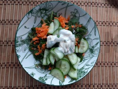 Daržovių salotas su pienių lapais ir grietinės-muštrės padažu Žingsnis 6