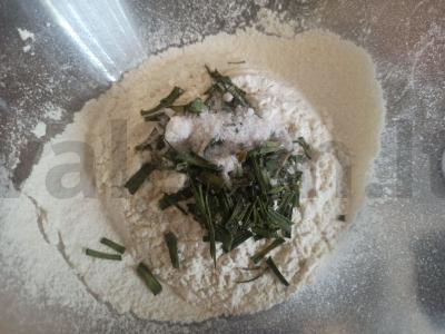 Svogūnų lazdelės vietoj duonos Žingsnis 1