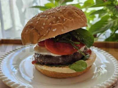 Hamburgeris su mocarela ir rukola pagrindine nuotrauka