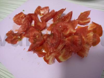 Salotas su jūros kokteiliu ir raudonuoju svogūnu Žingsnis 1