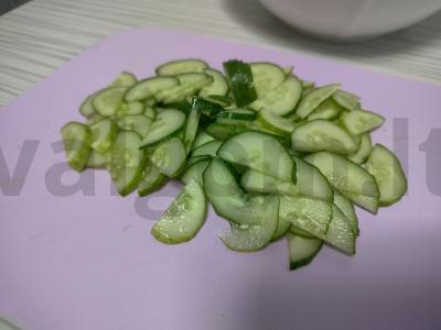 Salotas su jūros kokteiliu ir raudonuoju svogūnu Žingsnis 2