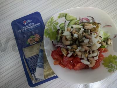 Salotas su jūros kokteiliu ir raudonuoju svogūnu Žingsnis 3