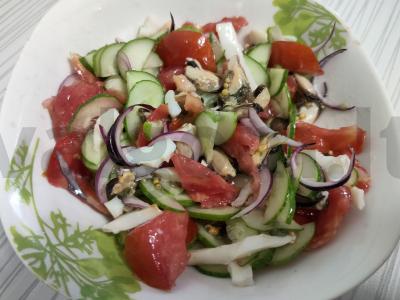 Salotas su jūros kokteiliu ir raudonuoju svogūnu pagrindine nuotrauka