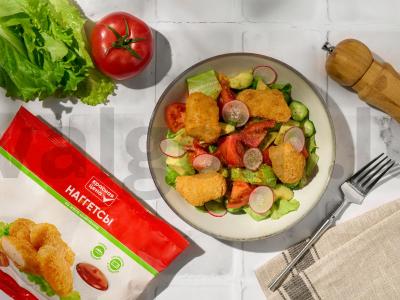 Daržovių salotas su vištienos nagetais pagrindine nuotrauka