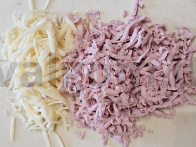 Sluoksniuotos tešlos kepiniai su sūrio-mėsos įdaru Žingsnis 1