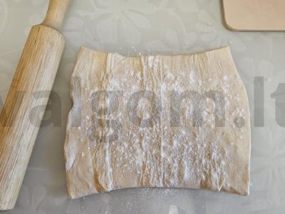 Sluoksniuotos tešlos kepiniai su sūrio-mėsos įdaru Žingsnis 2