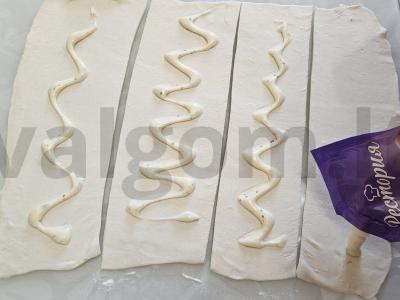 Sluoksniuotos tešlos kepiniai su sūrio-mėsos įdaru Žingsnis 3