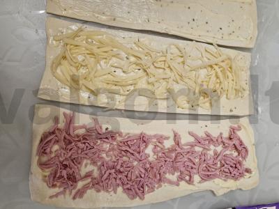 Sluoksniuotos tešlos kepiniai su sūrio-mėsos įdaru Žingsnis 4