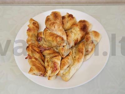 Sluoksniuotos tešlos kepiniai su sūrio-mėsos įdaru pagrindine nuotrauka