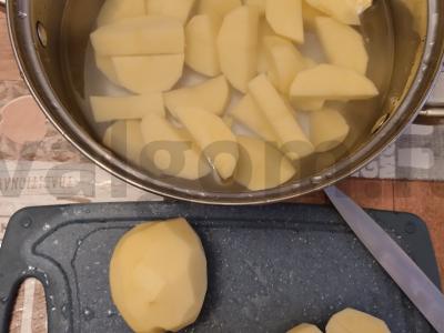 Bulvių košė su kiaušiniu ir grietinėlės sūriu Žingsnis 1