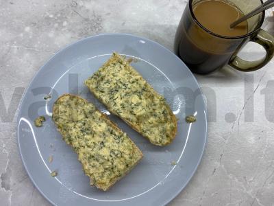 Bagetas su sūriu ir česnaku pagrindine nuotrauka