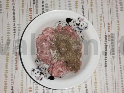 Kvapnus sriuba su meatballs ir salierų lapais Žingsnis 1