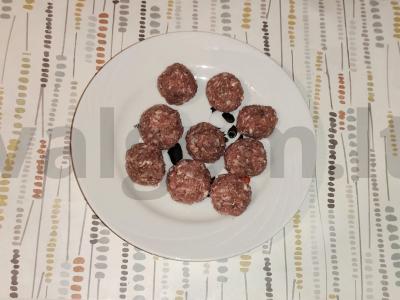 Kvapnus sriuba su meatballs ir salierų lapais Žingsnis 2