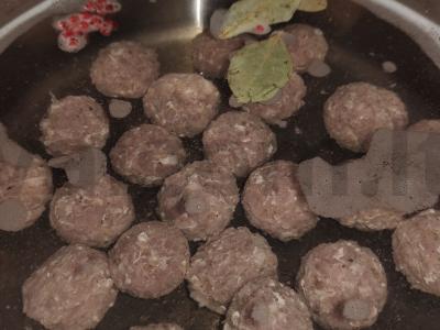 Kvapnus sriuba su meatballs ir salierų lapais Žingsnis 3