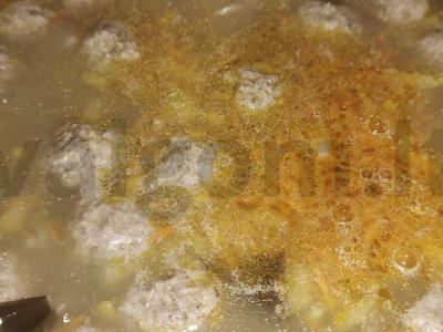 Kvapnus sriuba su meatballs ir salierų lapais Žingsnis 8