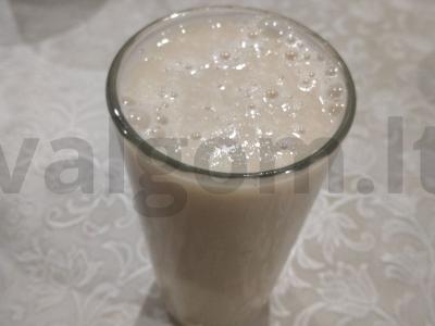 Nuostabus kriaušių ir cinamono smoothie pagrindine nuotrauka