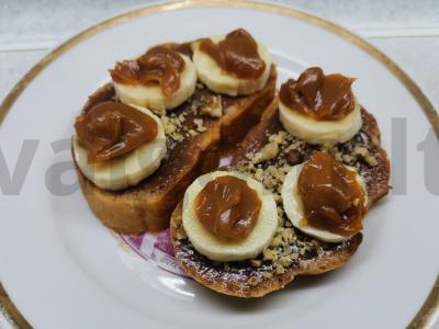 Saldūs sumuštiniai su bananais ir kondensuotu pienu pagrindine nuotrauka