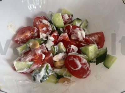 Salotas „Prima“ su žemės riešutais pagrindine nuotrauka