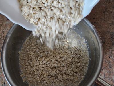 Avižinė košė su sviestu ir uogomis Žingsnis 1