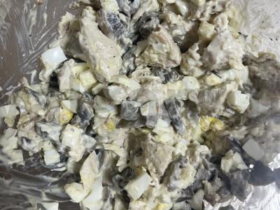 Salotas su kepta vištienos krūtinėle pagrindine nuotrauka