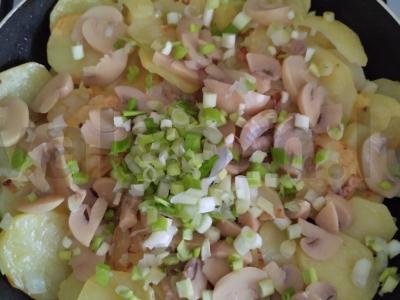 Keptas bulves su marinuotais pievagrybiais ir žolelėmis Žingsnis 4