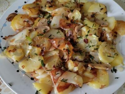 Keptas bulves su marinuotais pievagrybiais ir žolelėmis pagrindine nuotrauka