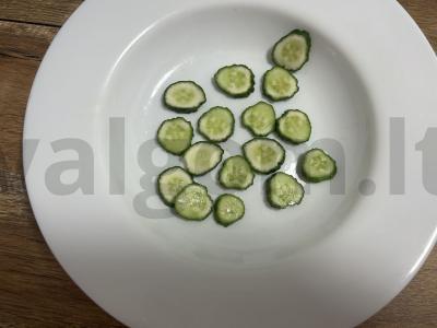 Salotas su vynuogėmis, mocarela ir vištienos dešrelėmis Žingsnis 1