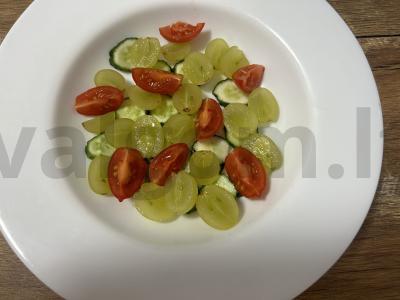 Salotas su vynuogėmis, mocarela ir vištienos dešrelėmis Žingsnis 3