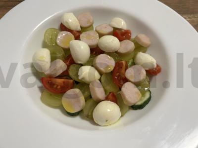 Salotas su vynuogėmis, mocarela ir vištienos dešrelėmis Žingsnis 6