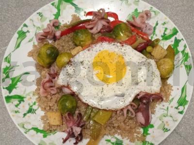 Kvinoja, aštuonkojai ir daržovės pusryčiai pagrindine nuotrauka