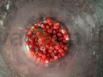 Greitas pusryčių receptas su raugintu pienu, raudonosiomis serbentėmis, avižiniais dribsniais ir aguonomis Žingsnis 2