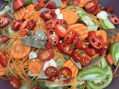 Aštrus žaliųjų pomidorų salotas žiemai Žingsnis 3