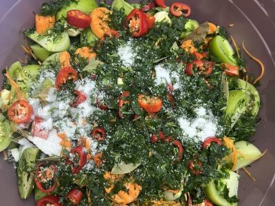 Aštrus žaliųjų pomidorų salotas žiemai Žingsnis 4