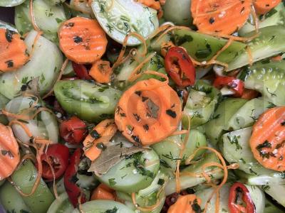 Aštrus žaliųjų pomidorų salotas žiemai pagrindine nuotrauka