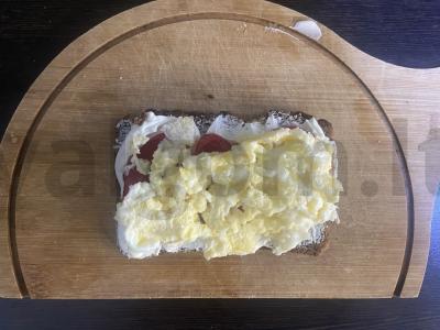 Viso grūdo duonos tostai su kiaušiniene Žingsnis 4