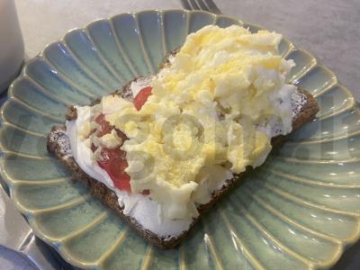 Viso grūdo duonos tostai su kiaušiniene pagrindine nuotrauka