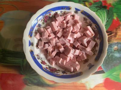 Karšti sumuštiniai su dešra, pomidoru ir lydytu sūriu Žingsnis 2