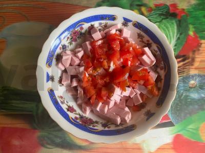 Karšti sumuštiniai su dešra, pomidoru ir lydytu sūriu Žingsnis 3