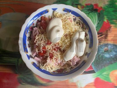 Karšti sumuštiniai su dešra, pomidoru ir lydytu sūriu Žingsnis 5