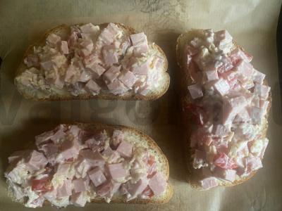 Karšti sumuštiniai su dešra, pomidoru ir lydytu sūriu Žingsnis 7