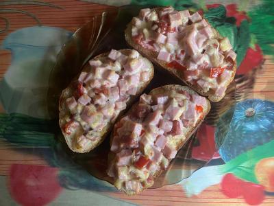 Karšti sumuštiniai su dešra, pomidoru ir lydytu sūriu pagrindine nuotrauka