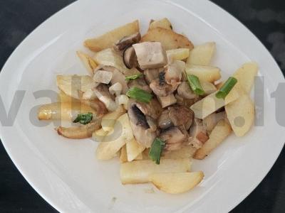 Keptas bulves su grybų padažu vakarienei pagrindine nuotrauka