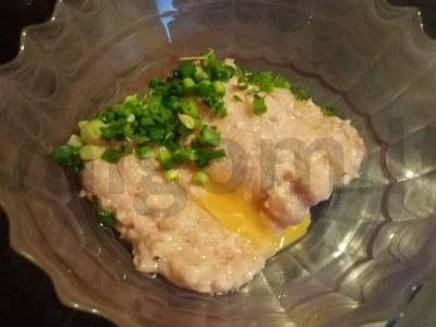 Kalakutienos kotletai su dešrelėmis sūriu Žingsnis 1