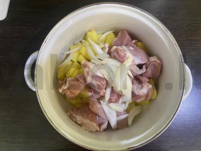 Kiauliena, kepta su bulvėmis grietinėje Žingsnis 3