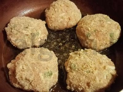 Kalakutienos kotletai su dešrelėmis sūriu Žingsnis 4