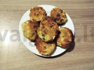 Kalakutienos kotletai su dešrelėmis sūriu pagrindine nuotrauka