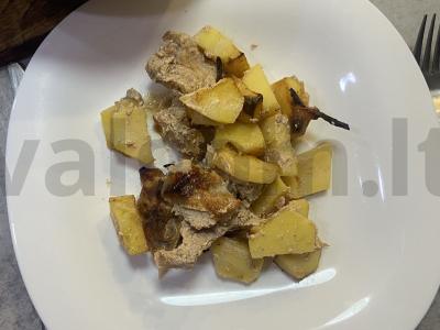 Kiauliena, kepta su bulvėmis grietinėje pagrindine nuotrauka